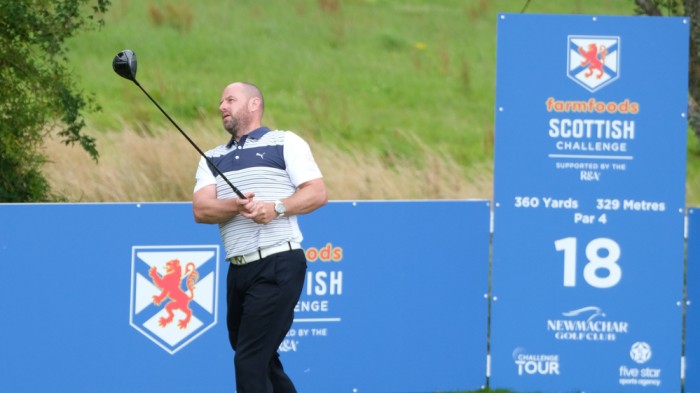 Lee y Bairstow comparten liderato en Escocia