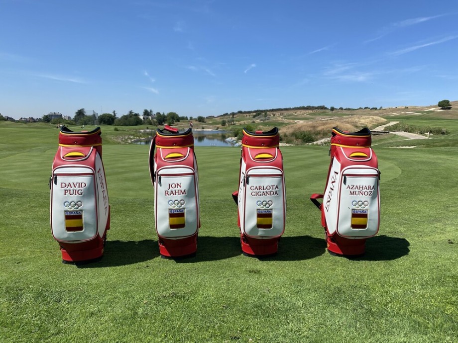 Las bolsas del equipo olímpico español de golf, a punto